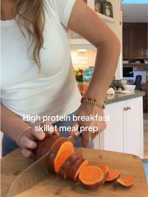 High-protein breakfast prep!! #AlFrescoPartner @alfresco_allnatural fully cooked chicken sausage is my absolute favorite! They’re protein-packed, sooo flavorful, and ready to go. The yummiest way to sneak to protein into any meal! #AlFrescoAllNatural #CallThatAWin #ForTodaysTaDa #healthybreakfast #highprotein #healthymealprep 