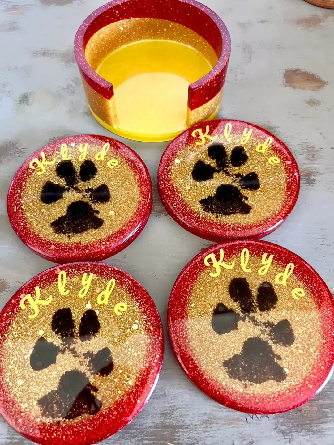 Forgot to post these when I made them! Absolutely love making dog memorials! ❤️🤗 #lovedogs #dogmemorial #resincoaster #resinart #memories #resindecor #resinart 