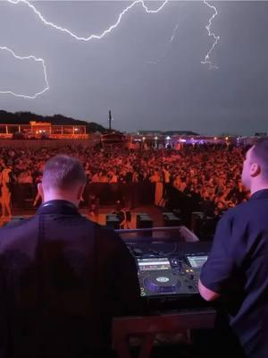 Nature adding some lightning to the Camelphat show in  Argentina ⛈️🎶 📍 Argentina 🇦🇷  🎥 @camelphatmusic  #camelphat #music #techno #melodic #argentina #dance #raver #rave #mardelplata #nye 