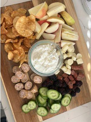 Replying to @Kait_smith14 kids grazing board is always my favorite throw together meal. you can make it with anything you have!! #kidsfoodideas #cleaneatingideas #healthykidsfood 