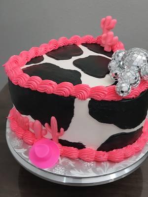 Disco cowgirl heart cake#repostera #homemade #treslechescakes #discocowgirl #discocowgirlcake lcake