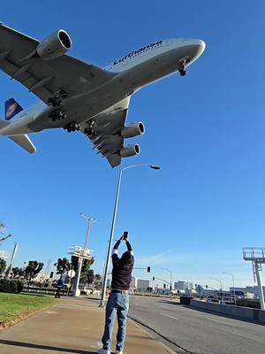 Increíble lo grande que se ve este Airbus380-8 llegando al Aeropuerto Internacional de Los Ángeles. #airbus #airbusa380 #airplane #airport #lax 