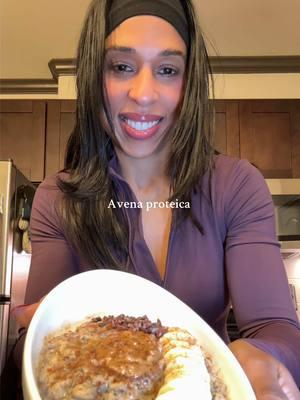 PrOats 1/2 taza de leche  1/2 taza de agua  1/3 taza de avena  1 cucharada de linaza con chía molida  1/2 o 1 medida de proteína  1/2 banana  1 cucharadita de mantequilla de maní Semillas de cacao  Miel #avena #avenasaludable #avenaproteica #proteina 