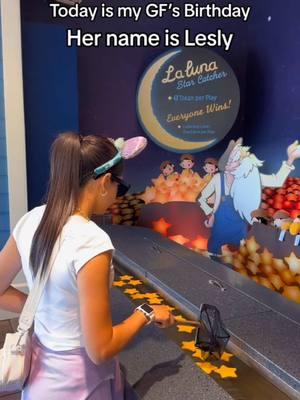 Lesly playing La Luna Star Catcher Carnival Game at Disney California Adventure! #disneyland #disneyparks #californiaadventure #laluna #carnivalgames 