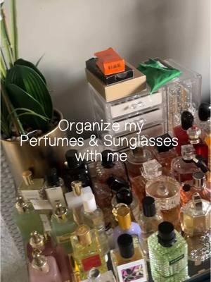 It’s a new year so i did a little organizing and spring cleaning! I was tired of my dresser looking a mess. What are some of your favorite fragrances? #perfumetiktok #perfumeorganizer #perfumes #sunglasses #organize 