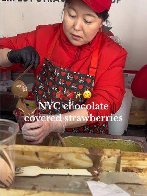 SO worth it!!! A perfect treat @strawberro 🍫🍓♥️ Next time I will try the Dubai ones!! #nyc #nycfood #bryantpark #bryantparknyc #dubaichocolate 