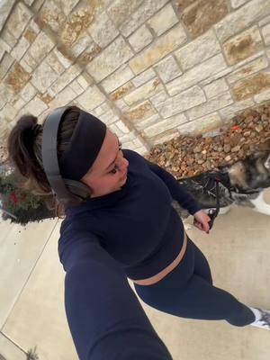 Starting our year with a run & my fave wellness shot @get Magic Mind 🏃‍♀️✨  #2025 #runningera #runner #firstrunoftheyear #fy #huskiesoftiktok #dogmomlife #workoutmotivation #wlw #motivation #magicmind #mentalperformance #wellness 