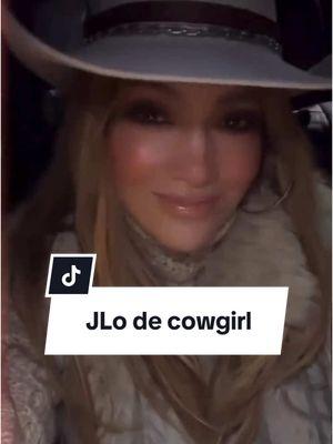 @JLO pasó las Navidades en ASPEN y aunque con frío y botas de frío ella se llevó su bañador! Aunque su estilo durante todas las vacaciones fue "texana/cowgirl”     #JenniferLopez #jlo #looks #fashion #women #trendy #jomarigoyso #texana