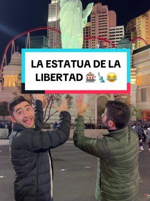 La Estatua de La Libertad, la pequeña que había en las vegas 🗽🎰 @Dan & Ary 🧬 @Omarnuma #sisomosgemelos #estatuadelalibertad #torreeiffel #lasvegas #vegas #tendencia #humor 