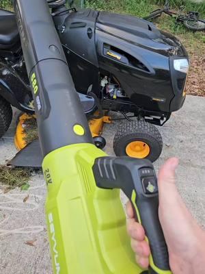 Electric and rechargeable. #leafblower #cordlessleafblower #electricleafblower #gardening #homeowner #homeimprovement #tiktokshoplastchance #tiktokshopholidayhaul #spotlightfinds 