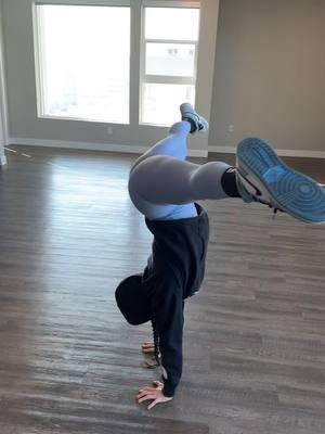 Handstand balancing practice 🤸🏻 #courtneysanderson #itscourtney #imbulky #handstand #handstandhold 