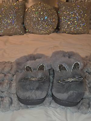 #womensrhinestonecatplushslippers #catslippers #kittyslippers #rhinestonecatslippers #comfyslippers #furslippers #blingslippers #fyp 