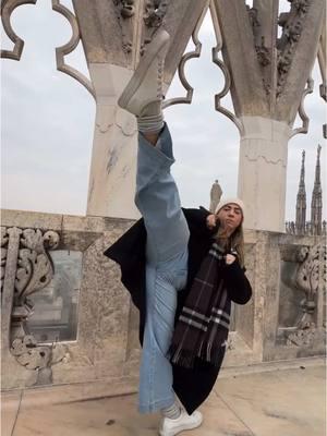 Duomo di Milano 🏰 Having the time of my life here in Milan! So blessed to be healthy and able to travel Italy for the beginning of 2025! #martialarts #duomo #duomodimilano #duomomilano #kicking #karategirl #taekwondo #roundhouse #tkdgirl #tkd 