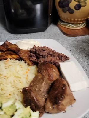 Un Rico Almuerzo 🇭🇳❤️  #honduras🇭🇳 #honduras504 #foryou #ricacomida #pepsiapplepiechallenge #aguacate #cocinando #cocinandoando #comidafamiliar #comidahondureña #viralvideo #viraltiktok #504🇭🇳🔥🔥viral 