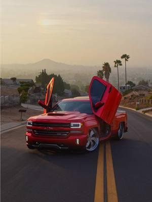 Sunset☀️  #lamamawhiski #mamawhiski #chevy #silverado #singlecab #dropped #droppedtrucks #loweredtrucks #suelomob #suelo #butterflydoors #lambodoors #noquemacuh #tacuache #trokiando #mamalona #troka #fyp #foryoupage #lowtrucks #trokasbajitas #trokastumbadas  