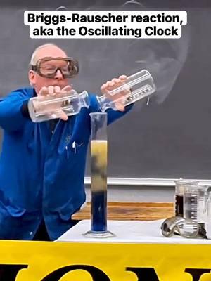 Chemical Reaction #scienceclass #scienceexperiments #mixingchemicals #chemicalreaction #scienceismagic #colorchanging #changingcolors #learnwithtiktok #fyp #viral