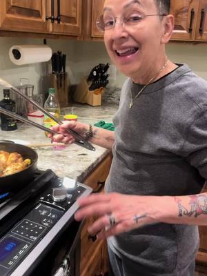 Cooking Smothered Chicken for my Minnesota family 😋#louisianastyle #patndapotcajunseasoning #mycajuncooking #Louisiana #smotheredchicken #familytime #fypシ #foryoupage 