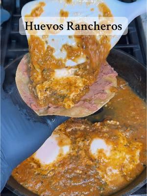 Huevos Rancheros!!🥚🤠#fyp #recetas #foryou #mexico #desayuno #egg #easyfood #food #Recipe #viralvideo 