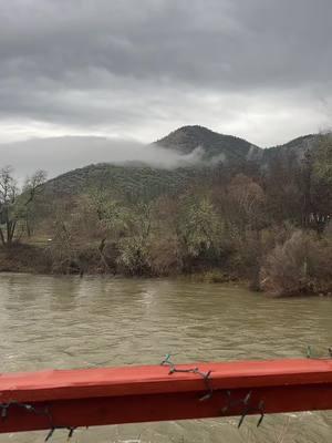 Just a minute of timelapsed fog drifting over the mountain, I spend way too much time watching it outside the window. #southernoregon #mountains #rivers #fog 