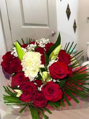 She always give me my flowers👩🏾‍❤️‍💋‍👩🏾💕😍 #couplegoals #lgbt #lgbtq #lgbtcouples #blacklesbiantiktok🌈 #blacklesbiancouples #LoveIsLove #🏳️‍🌈 #femlesbian #studlesbian🌈 #flowers #roses 