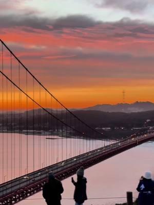 Good morning to this beautiful city in the world ☀️A Sun is finally out after all the rain we've been having!! #sf #sfsunrise #goodmorningsf #sfskyline #ferrybuilding #baybridge #sfvibe #streetsofsf #viral #SF #USA 