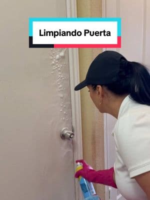 Aquí les dejo como limpié una puerta que ya le hacía falta su buena limpieza profunda. Vamonosss!!!😁 #housekeeping #housekeepertips #housekeeperhacks #CleanTok #cleaningtiktok #limpiezadecasa #limpieza #limpiando #scrubdaddy 