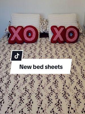 New bed sheets from @Sam’s Club 6 pieces for only $19.98 and XO pillows from @target #newbedding #bedsheets #samsclub #target #xoxo 