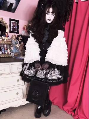 First coord of the year 🤗 #OOTD #moimememoitie #aliceandthepirates #lolitacoord #gothiclolita #egl #elegantgothiclolita #vkei #visualkei #jfashion #gothic 