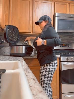 Debo died lol he said “mom stop” so embarrassed lmfao 🤣 I couldn’t even twerk I was laughing so hard! My ass look flat, it’s not that flat lol White gurl can’t twerk my bad yall ! lol I love cooking with my kids and embarrassing them 😆#cookinwitkya  #cookingwithkya #cookinwithkya #cookinwithmom #tiktokmom #momlife #rarebreed #instagram #houston #shedifferent #newyear #newme #houstonmomma #myfamilymylife #family #mybabies #singlemomlife 