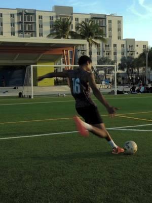 masterclass 🎯 #freekick #profreekick #satisfying #footballtechnique #FreekickGoals #benditlikebeckham #plaqueboymax #pinkdreads 