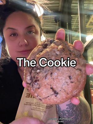 THE cookie 🍪 #chocolatechipcookies #cookiereview #laeats #lafoodie #chefsoftiktok #dessertsoftiktok #honestreview #mukbang #callistameimiller 