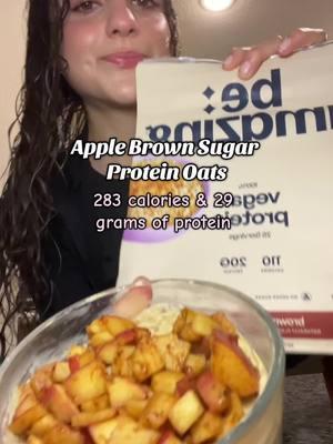 Apple Brown Sugar Protein Oats 🍎♥️ Using @BEAM be amazing vegan brown sugar oatmeal protein  Macros: 283.8 calories  23.7 grams of protein  29.7 grams of carbs  7.8 grams of fat  Contenido nutricional: 283.8 calorías  23.7 gramos de proteína  29.7 gramos de carbohidrato  7.8 gramos de grasa Recipe: - 1 pouch of better oats (I used cinnamon roll flavor) or 28 grams of oats - 15 grams of regular cream cheese  - 1/2 cup of water - 60 grams of Greek yogurt  - 20 grams of protein powder  - 85 grams of red apple Receta: - 1 sobre de avena instantánea better oats (yo use el sabor cinnamon roll) o 28 gramos de avena - 15 gramos de queso crema - 1/2 taza de agua - 60 gramos de yogurt griego  - 20 gramos de proteína en polvo - 85 gramos de manzana roja #proteinoats #oatmeal #beamazing #youcanbeam #beambeamazing #veganprotein #highprotein #breakfastideas #highproteinbreakfast #avena #avenaproteica #desayuno #desayunosaludablefacil #appleoats 