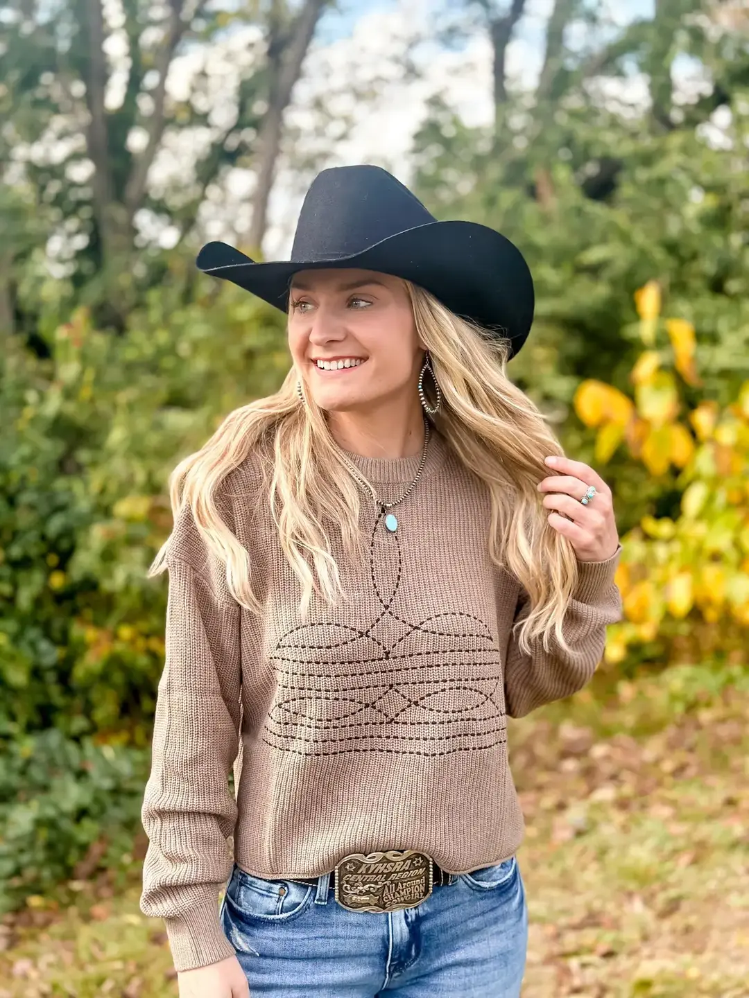 All new arrivals just hit the website! 🤠🚨🙌🏼 #westernfashion #westernsweater #bootstitchsweater #bootstitchpurse #turquoisejewelry #westernstore #westernboutique 