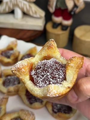 Panecitos de Queso Crema y Guayaba 😋 #guavacheese #guava #postres #puffpastry #hojaldre #recipes #recetas #cocina #riquisimo 