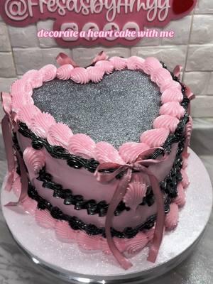 #pinkvintageheartcake #pinkheartcake #fyp #downeyca #losangeles #viral #SmallBusiness #heartcake #glitterheartcake #vintageheartcake #fresasbyamyy