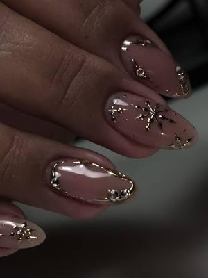 I live-streamed the nail art for this set for subscribers 💫 $145 | 4 weeks 2 days retention • rebalance $20 • modified + detailed dry e-file cuticle work x hard gel structured manicure on her natural short length tapered oval nails $75 • isolated gold chrome snowflakes and molten rings with Swarovski accents $30   @origennailart brushes always! I used their Ultra Liner for the snowflakes, 10mm Liner for the molten metal and their Medium Round Brush and 10mm Liner Brush for the builder gel application. Use my code ‘DIANANAILEDIT’ for 20% off!! I have a highlight that’s got all my prices listed in case you haven’t seen it. There’s a huge variation in the final price on a set of nails because:  ⚜️ foreign removal (safely e-filed off only [which is something that takes a lot of care, knowledge, and time to be done properly], no soak-offs offered) of a set done somewhere else is an add-on and starts at $40! ⚜️ structured manicures done with hard builder gel (some of my faves: @lightelegancehq 1-Step Lexy Line Building Gel | @akzentz Trinity | @americancreator.tm Framework Gel | @mgartgel Structured Building Gel) start at $75 for short length natural nails, $80 for medium length natural nails, $85 for long length natural nails, $90 for XL length natural nails! ⚜️ shortening + reshaping is a $20 add-on! ⚜️ 3.5 week rebalances are an extra $20 on top of service! ⚜️ 5+ week rebalances are $35 on top of service and the set is also subject to $40 complete removal if the enhancement has lifting or product breakdown! ⚜️ nail tip fixes are $5 per nail! ⚜️ extensions are a $30 add-on! ⚜️ nail art prices vary depending on what we end up doing! *all sets come with safe cuticle clean up by method of modified e-file dry manicure     #nails #gelnails #structuredmanicure #nailtech #hardgel #buildergel #naturalnails #chicagonailtech 