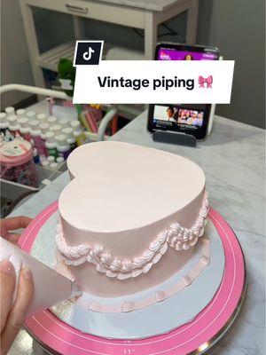 I love pink girly cakes 😌🩷 #marble #fyp #cakedecorating #vintagestyle #vintagepipingcakes #vintageheartcake 