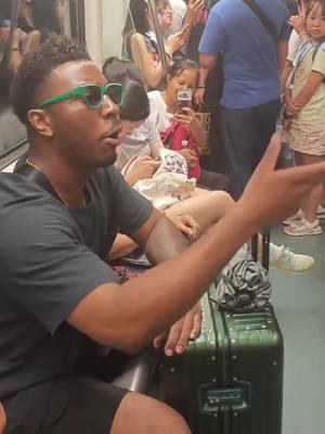 Two strangers improvised in chorus on the Guangzhou subway. #subway #sing #guangdong #guangzhou #wonderful #tiktok #capcut #Cantonese #foryou #fy