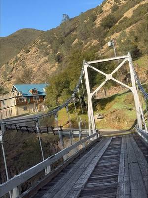 Está Esta es el Area de Recreación con Campamentos de Merced River.  Este puente es el camino para llegar a los campamentos. Merced River Recreation Area.  Briceburg, California.   California attractions. #camping #viajando_ala_naturaleza #viajesnaturaleza1 #california #campinglife #campground #campgroundlovers #campgroundlife #campinghacks #campingtents #campingvibes #californiaadventure #californiaattractions 