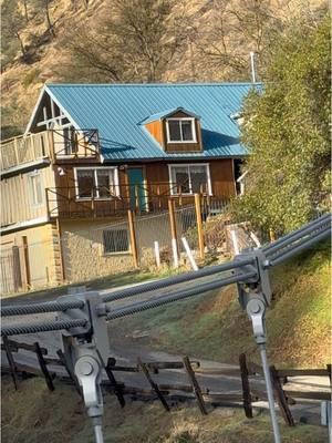 El puente del Area de  Recreación de Merced  River también tiene  luces y de noche se mira  muy bonito . Merced River Recreation Area. Briceburg, California.  California attractions.  #viajando_ala_naturaleza #viajesnaturaleza1 #roadtrip #camping #campinglife #campground #campgroundlovers #campgroundlife #campgroundvibes #mercedriverrecreationarea #mercedriv #br 