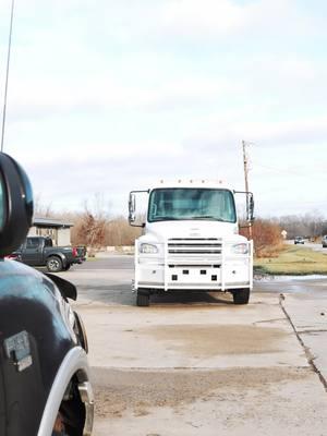 This 2012 Freightliner 4x4 Custom Hauler is built for any challenge. With rugged strength, luxury features, and 4x4 capabilities, it’s ready to take on tough terrain while keeping you comfortable on the road. Perfect for those who need power and style. Call us 310-334-9674 #freightliner #4x4 #customhauler #trucking #bigrig #trucklife #trucksofinstagram #diesel #heavyhaul #trucks #towing #worktruck #4x4 #trucko