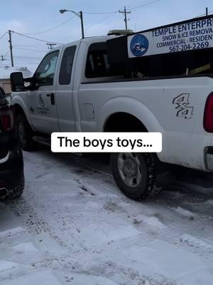 Another snow day complete! Don’t doubt what mamas jeep can do! 🤩#silvercreeksupply #bosssnowplow @BOSS #ohio #ohiocheck #deicing #womenpower 