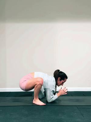 didn’t realize I’d be blinded by my sweatshirt #yogachallenge #headstand #myyogastyle #homebody #unapologeticallyme #wardrobemalfunction #yogabody #yogastrong #flexible #strongmom #trythis