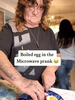 boiled egg microwave prank🤣#funny #prank #scare #jumpscare #reaction #parents #🤣🤣🤣 #egg 