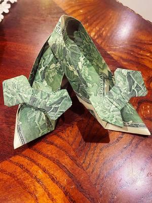 Follow the link in bio to contact me for info and ordering. #custommoneygifts #moneyrose #realmoney #money #moneygift #giftforher #giftforhim #moneyorigami #uniquegiftideas #personalizedgifts #giftideas #customizedgifts #2dollarbill #handmadegift #handmadegifts #Love #handmadewithlove 