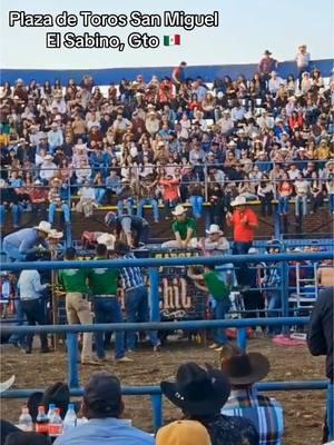 Una de las montas más esperadas de la tarde! Fiesta de Enero - El Sabino, Guanajuato 🇲🇽 #monta #montas #jaripeo #fiestadenero #fiesta #elsabino #toros #elsabinogto #elsabinoguanajuato #guanajuato #mexico #gto #mex #mochilazo #mochilazoviajando 