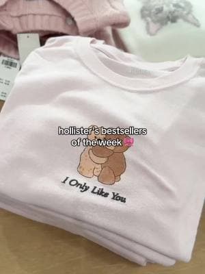 there's something about baby tees that make me want them all 😇   product details ⤵️ teddy bear graphic baby tee: 357-294-00155-200 #hollister #newhollister #babytee #cuteoutfits #comfy #cropped #graphictee 