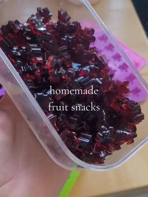 How to make homemade fruit snacks! link to molds: https://amzn.to/4h0D7aK #homemade #fruitsnacks #toddlersnacks #healthytoddlersnacks 