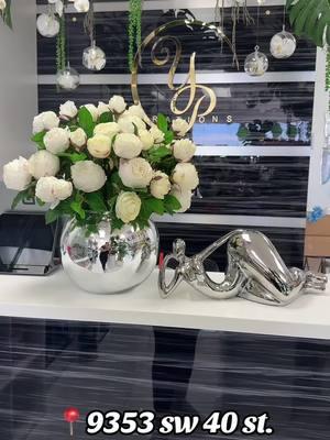 Las rosas siempre son un excelente acento en nuestra decoración #ypdecorations #artificialarrangements #moderndecor #roses #parati 