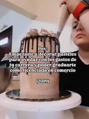 Mi video mas personal ❤️‍🩹👩‍🍳 Nunca he ido a una clase personal de repostería, he comprado videos en linea de algunos chef a traves de los años pero en realidad se me hace complicado a veces… así que me ha tocado estar a prueba y error enseñándome con youtube y tiktok.  Durante ese lapso también empece a trabajar en diferentes lugares, todos empleos temporales que agarraba para poder invertir mas en mi sueño… hasta que me quedé con un gran corporativo donde decidí aprender la industrialización de la producción masiva de pasteles. Hacía casi 80-90 pasteles DIARIOS! mis muñecas ya no las aguantaba & ya no sentía la misma emoción por decorar, PERO aprendí a ser la mas rapida del lugar. Así que en septiembre 2024 decidí renunciar a ellos y empezar por mi cuenta de nuevo. Hoy en enero 2025 publico esto para recordarme que el camino NO ha sido NADA facil, he tenido muchos obstáculos pero la meta sigue siendo la misma.  @Dami| Cupcake Girl 🧁  es mi pagina para pedidos.  Estoy ubicada en Edinburg, Tx. Y también hago delivery en todo el valle (con costo extra bebesss).  Gracias de antemano a TODOS los que me han hecho alguna compra al pasar de los años desde que empecé vendiendo cupcakes y cheesecakes allá por el 2018 en la prepa.❤️‍🩹🥹🙏 & a todos mis proveedores que a veces me resuelven imposibles en horarios que espantan👹👹👹. Y Sobre todo a mi novio, por creer tanto en mi e impulsarme para que me anime a grabarme de nuevo y a ser Cupcake Girl una vez mas. ♥️ GRACIAS GRACIAS GRACIAS✨🌟 Se que este año viene cargado de abundancia, éxito & MUCHO trabajo, agradezco y dejo ir de cualquier mala energia que me quiera afectar. ♥️ #cupcakegirl #rgv #SmallBusiness #smallbusinesssupport #smallbusinessowner #cake #homebaker #success #successmindset #Love #bakedgoods #bakedwithlove #passion